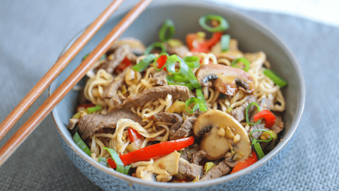 Quick beef chow mein blog header image